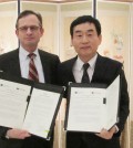 Metropolitan Museum of Art President Daniel Weiss, left, signed an MOU with Korean Cultural Service New York Director Oh Seung-je, left, Thursday