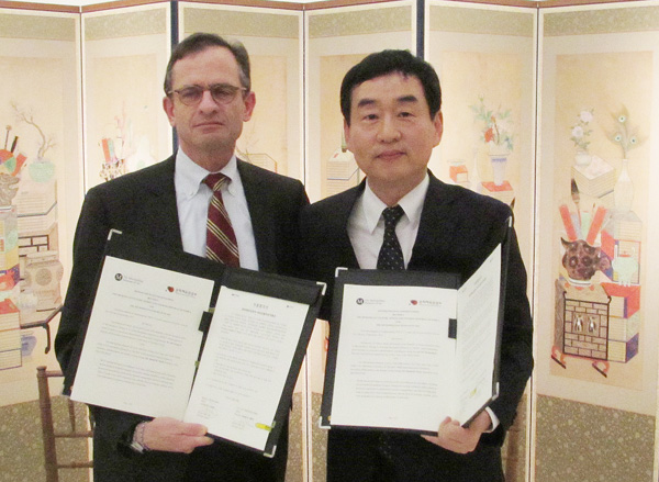 Metropolitan Museum of Art President Daniel Weiss, left, signed an MOU with Korean Cultural Service New York Director Oh Seung-je, left, Thursday