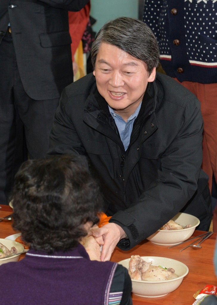 After officially declaring his exit from NPAD, Ahn went to visit a senior citizen center in Nowon District in Seoul. (Newsis)