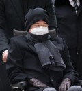 Lee Jae-hyun, the chairman of food and entertainment conglomerate CJ Group, in a wheelchair, is moved into a courtroom at the Seoul High Court, southern Seoul, on Dec. 15, 2015. (Yonhap)