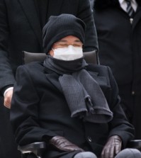 Lee Jae-hyun, the chairman of food and entertainment conglomerate CJ Group, in a wheelchair, is moved into a courtroom at the Seoul High Court, southern Seoul, on Dec. 15, 2015. (Yonhap)