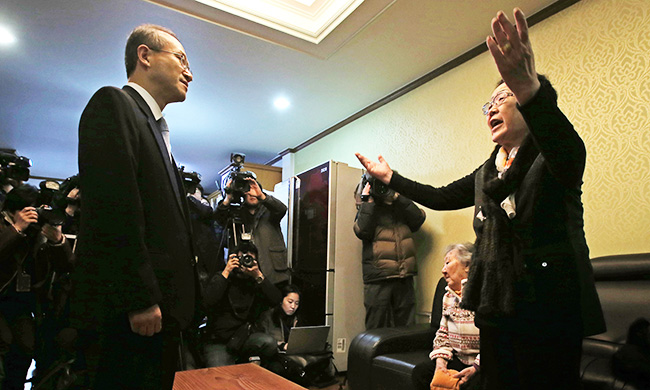 Former sex slave Lee Yong-soo shouts at First Vice Foreign Minister Lim Sung-nam, during his visit to a shelter for sexual slavery survivors in Seoul to brief them on an agreement with Japan, Tuesday. The victims said they cannot accept the agreement. (Yonhap)