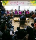 Vice Foreign Minister Cho Tae-yul, surrounded by reporters, speaks to comfort women victims at a shelter in the outskirts of Seoul on Dec. 29, 2015, seeking their understanding on an agreement a day earlier with Japan on closing the issue regarding them once and for all. Japan admitted responsibility for the atrocities suffered by these women, sexually enslaved to serve Japanese soldiers during World War II, and pledged support fund for them as part of the agreement. Some of the victims, however, have rejected the accord and accused Seoul of colluding with Tokyo. (Yonhap)