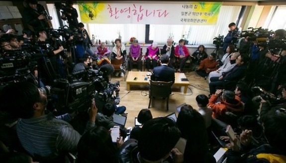 Vice Foreign Minister Cho Tae-yul, surrounded by reporters, speaks to comfort women victims at a shelter in the outskirts of Seoul on Dec. 29, 2015, seeking their understanding on an agreement a day earlier with Japan on closing the issue regarding them once and for all. Japan admitted responsibility for the atrocities suffered by these women, sexually enslaved to serve Japanese soldiers during World War II, and pledged support fund for them as part of the agreement. Some of the victims, however, have rejected the accord and accused Seoul of colluding with Tokyo. (Yonhap)