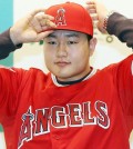 New Los Angeles Angels infielder Choi Ji-man wears his jersey in Incheon, west of Seoul, on Dec. 23, 2015. Choi was selected by the Major League Baseball club at the annual Rule 5 Draft in Nashville, Tennessee, on Dec. 10, the final day of the MLB Winter Meetings. (Yonhap)