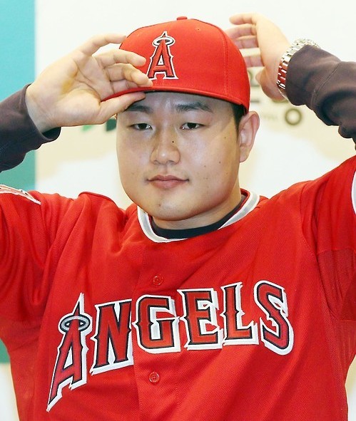 New Los Angeles Angels infielder Choi Ji-man wears his jersey in Incheon, west of Seoul, on Dec. 23, 2015. Choi was selected by the Major League Baseball club at the annual Rule 5 Draft in Nashville, Tennessee, on Dec. 10, the final day of the MLB Winter Meetings. (Yonhap)