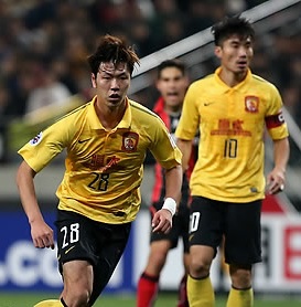 Kim Young-gwon, left, was a starter for the South Korean World Cup team in 2014. (Yonhap)