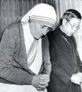 Mother Teresa prays with Stevphen Sou-hwan Kim who was the Archbishop of Seoul at the time, when she visited Korea in 1981. (Korea Times file)