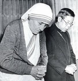 Mother Teresa prays with Stevphen Sou-hwan Kim who was the Archbishop of Seoul at the time, when she visited Korea in 1981. (Korea Times file)