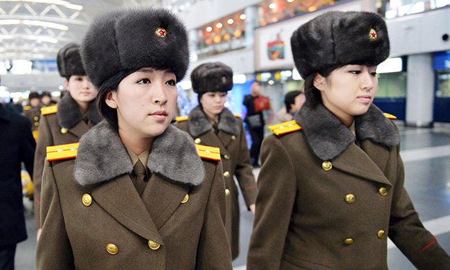 Members of North Korea's Moranbong Band arrive at an airport in Beijing to return to the North, Saturday. (Yonhap)