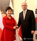 South Korean President Park Geun-hye, left, shakes hands with Czech Prime Minister Bohuslav Sobotka Thursday for talks on how to boost substantial cooperation. (Yonhap)