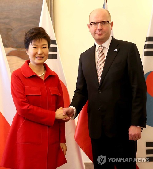 South Korean President Park Geun-hye, left, shakes hands with Czech Prime Minister Bohuslav Sobotka Thursday for talks on how to boost substantial cooperation. (Yonhap)
