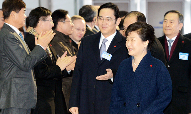 President Park Geun-hye and Samsung Electronics Vice Chairman Lee Jae-yong participate in the groundbreaking ceremony for Samsung BioLogics' third biopharmaceutical manufacturing plant in Songdo, Incheon, Monday. (Korea Times photo by Hong In-ki)