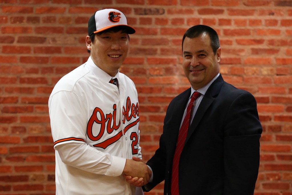 Kim Hyun-soo, left, poses with Orioles General Manager Dan Duquette after the signing was formally announced. (Courtesy of Baltimore Orioles)