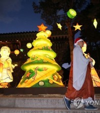 A monk wearing a Santa hat walks past Christmas lights and decorations set up at the Jogye Temple in Seoul on Dec. 16, 2015. The temple is of the Jogye Order, the largest Buddhist sect in the country. (Yonhap)