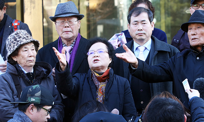 Bereaved families of Korean citizens forced into labor during the Japanese occupation of the Korean Peninsula (1910-45) express their disappointment with a decision made by the Constitutional Court in front of the courthouse in central Seoul, Wednesday. The court rejected a petition to review the constitutionality of the 1965 agreement between Japan and Korea regarding compensation for Koreans forced into wartime labor. (Yonhap) 