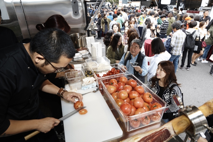Visitors wait in front of a food truck at the KOREAT Festival held on Jeju Island in October. (Courtesy of KOREAT)