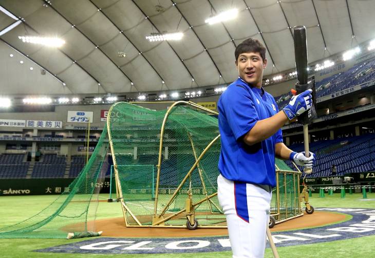 Hwang Jae-gyun of the Lotte Giants practices for the South Korean national team during the Premier 12 tournament in Tokyo on Nov. 20, 2015. (Yonhap file photo)