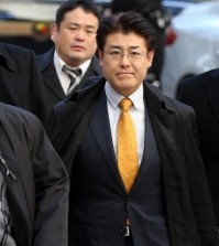Tatsuya Kato, a Japanese journalist accused of defamation against the South Korean president, walks into the Seoul Central District Court on Dec. 17, 2015, for his sentencing trial. (Yonhap)