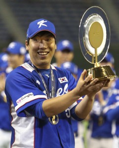 South Korea's Kim Hyun-soo holds the MVP award he received after beating the United States 8-0 in their final game at the Premier12 world baseball tournament at Tokyo Dome in Tokyo, Saturday, Nov. 21, 2015. (AP Photo/Toru Takahashi)