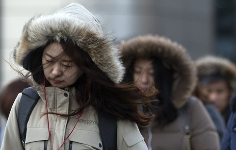 Office workers wear warm winter clothes as they head to work near Gwanghwamun Plaza in downtown Seoul after a cold wave hit the nation on Dec. 17, 2015. The temperature dropped to minus 7 C in the South Korean capital, the lowest yet this season. (Yonhap) 