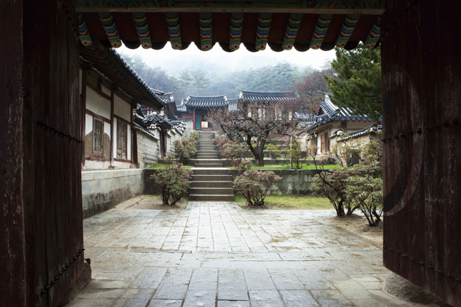 A view of Dosan Seowon, a private Confucian academy, in Andong, North Gyeongsang Province, captured by Kim Do-kyun (Courtesy of Leeum)