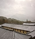 The roofs of Beopbojeon and Sudarajang in Haeinsa Temple in Hapcheon, South Gyeongsang Province, photographed by Joo Myung-duck (Courtesy of Leeum)