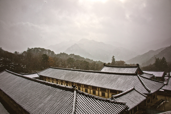 The roofs of Beopbojeon and Sudarajang in Haeinsa Temple in Hapcheon, South Gyeongsang Province, photographed by Joo Myung-duck (Courtesy of Leeum)