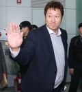 Free agent slugger Lee Dae-ho leaves for the United States at Incheon International Airport on Dec. 7, 2015, in pursuit of his first major league contract. (Yonhap)