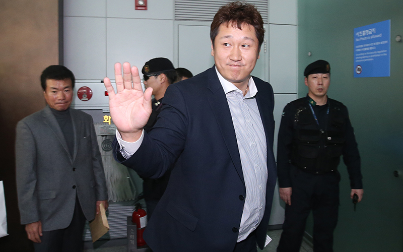 Free agent slugger Lee Dae-ho leaves for the United States at Incheon International Airport on Dec. 7, 2015, in pursuit of his first major league contract. (Yonhap)