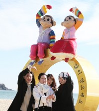 Visitors take selfies in front of a monkey statue at Haeundae Beach, Busan, Monday. The statue was erected ahead of 2016 which is the Year of the Monkey according to the Chinese zodiac. (Yonhap)