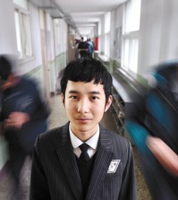 Im Su-hwan, the grand prize winner of the 4th Korea Multicultural Youth Awards, smiles in the hallway of Deogam High School in Gimje, North Joella Province, Monday. (Korea Times photo by Shim Hyun-chul)