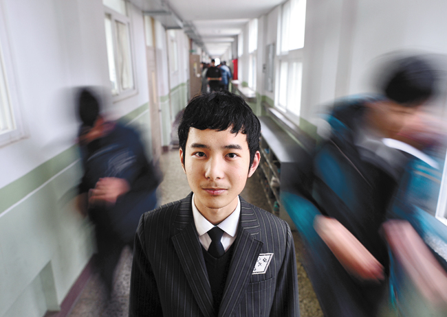 Im Su-hwan, the grand prize winner of the 4th Korea Multicultural Youth Awards, smiles in the hallway of Deogam High School in Gimje, North Joella Province, Monday. (Korea Times photo by Shim Hyun-chul)