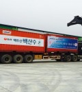Mineral water produced by a South Korean company in Mount Paektu in North Korea is being shipped to Busan, 325 kilometers southeast of Seoul, on Dec. 6, 2015. Ten containers worth of bottled water are expected to arrive at the South Korean port city the next day. (Yonhap)