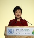 President Park Geun-hye delivers a speech at the COP21, United Nations Climate Change Conference, in Le Bourget, outside Paris, Monday. She vowed to create a 100 trillion won energy market that will hire 500,000
more by 2030. (Yonhap)