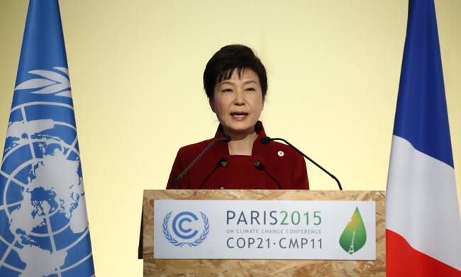 President Park Geun-hye delivers a speech at the COP21, United Nations Climate Change Conference, in Le Bourget, outside Paris, Monday. She vowed to create a 100 trillion won energy market that will hire 500,000 more by 2030. (Yonhap)