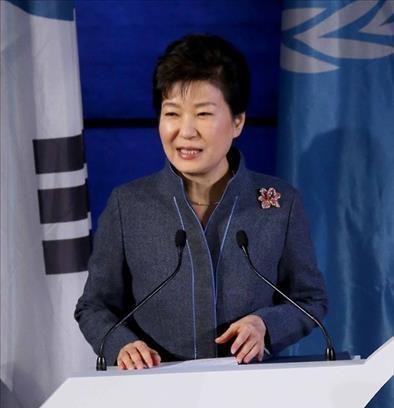 South Korean President Park Geun-hye makes a speech at UNESCO headquarters on Dec. 1, 2015 during her visit to Paris. (Yonhap)