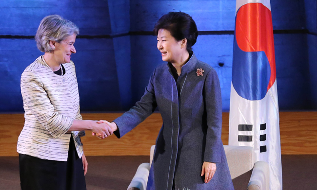 President Park Geun-hye shakes hands with UNESCO Director-General Irina Bokova during their meeting at its headquarters in Paris, Tuesday. (Yonhap)