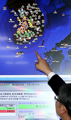 A Korea Meteorological Administration researcher examines a map showing the earthquake that hit southwest Korea early Tuesday. The 3.9 magnitude was the strongest on the peninsula this year. (Yonhap)