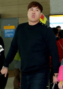 South Korean pitcher Ryu Hyun-jin of the Los Angeles Dodgers departs for the United States at Incheon International Airport, South Korea's main gateway, west of Seoul, on Dec. 6, 2015, to evaluate his shoulder rehabilitation. (Yonhap)