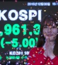 South Korea's main bourse closed 5 points down at 1,961.31 on Dec. 30, 2015, the last trading day of the year. South Korea's stock market gained 2.39 percent compared to the end of 2014, while the secondary market KOSDAQ leaped 25.67 percent over the year. (Yonhap)