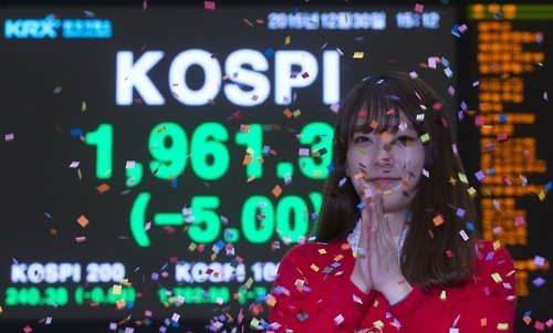 South Korea's main bourse closed 5 points down at 1,961.31 on Dec. 30, 2015, the last trading day of the year. South Korea's stock market gained 2.39 percent compared to the end of 2014, while the secondary market KOSDAQ leaped 25.67 percent over the year. (Yonhap) 