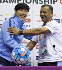 Shin Tae-yong (L), coach of South Korea's under-23 football team, and Jamal Abu Abed, coach of Jordan's under-23 team, shake hands during a press conference in Doha on Jan. 22, 2016, a day before their teams meet in the quarterfinals of the Asian U-23 Championships. (Yonhap)