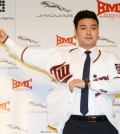 Park Byung-ho puts on the Minnesota Twins uniform at a press conference in the Grand Hilton Seoul Hotel, Thursday. (Yonhap)