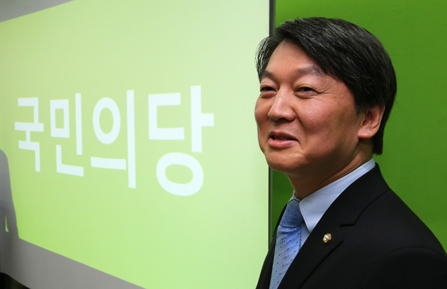 Independent lawmaker Ahn Cheol-soo poses in his office in Seoul, Friday, after announcing that his new party to be launched by early February will be named the "People's Party."  (Yonhap) 