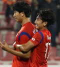 Kim Hyun, left, gets a hug from Yoo Soo-hyun after his header found back of the net. (Yonhap)