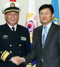 Yoon Soon-ku, right, director-general at the Ministry of National Defense's international policy division, shakes hands with Chinese defense ministry's Foreign Affairs Office Director Rear-Adm. Guan Youfei during working-level defense talks between the two countries in Yongsan-gu, Seoul, Friday. (Yonhap)