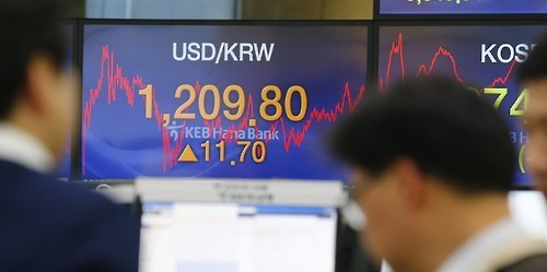 An electronic signboard at KEB Hana Bank in Seoul shows the closing exchange rate of the South Korean won on Jan. 11, 2016, which ended at 1,209.80 against the U.S. dollar. The local currency fell to 1,210 won per greenback during trading, the lowest in 5 1/2 years, as cross-border tension on the Korean Peninsula and China's market shock discouraged investors. South Korean shares lost 1.19 percent. (Yonhap)