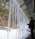 Giant icicles hang from the eave of a home in Gwangju, 329 kilometers southwest of Seoul, on Jan. 22, 2016. The freezing cold that swept across the country this week is expected to peak over the weekend. (Yonhap)