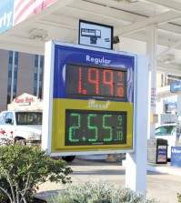 The national average retail price of gasoline is $1.96 a gallon. (Korea Times file)